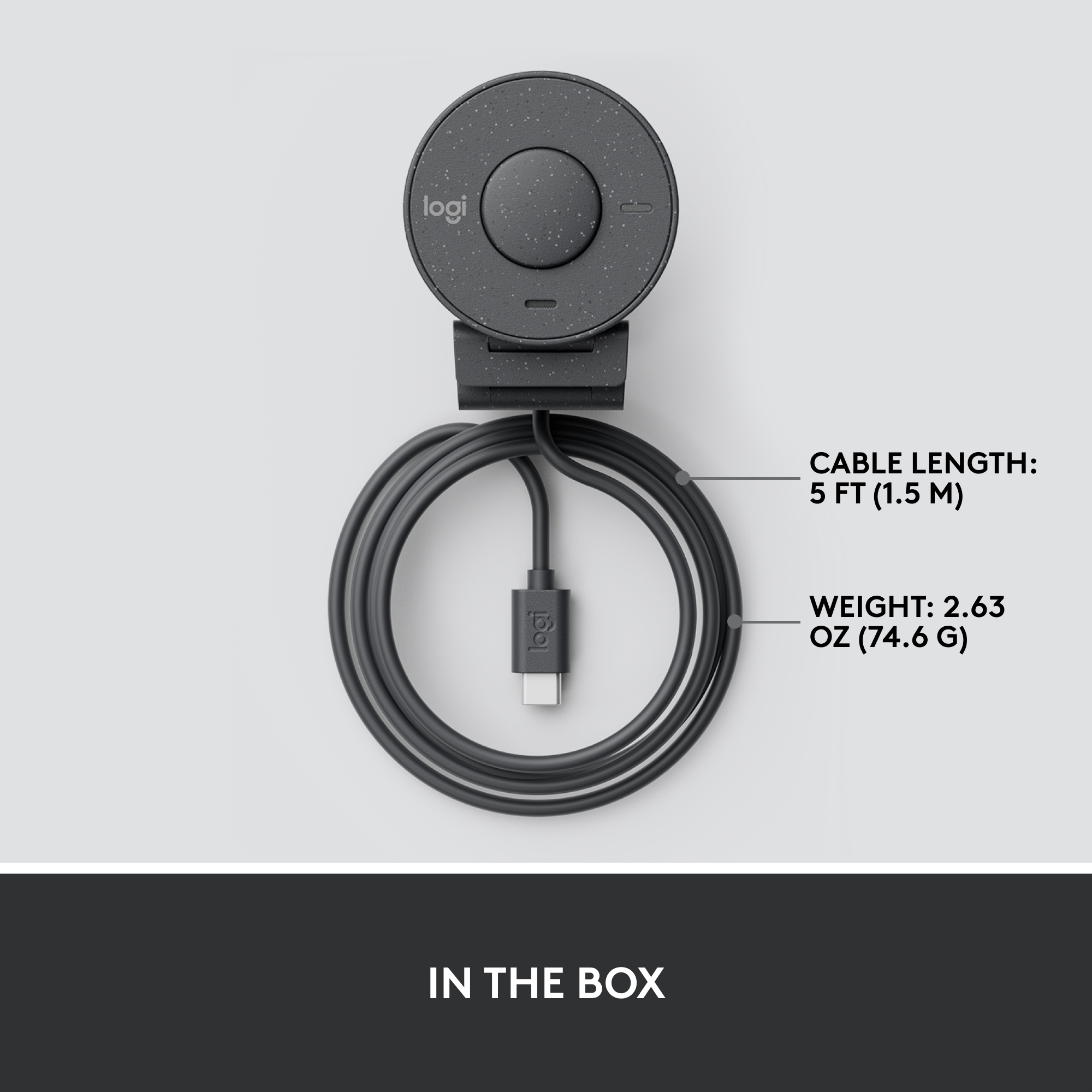 Webcam avec câble et port USB, étiquettes d'information et fond blanc.