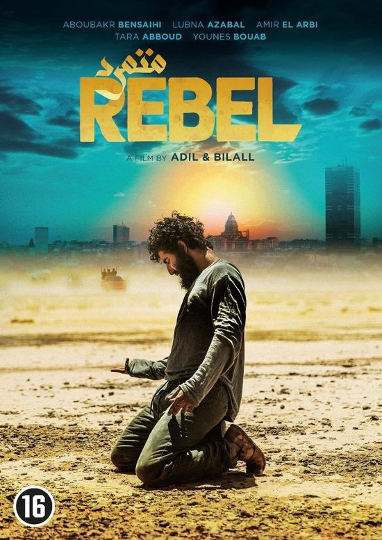 Affiche du film 'Rebel' avec un homme à genoux. En fond, une ville.