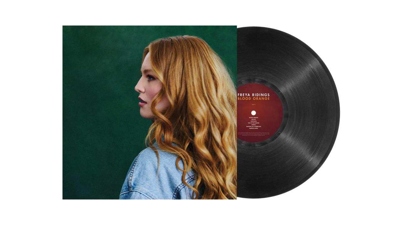 Un disque vinyle et un profil de femme sur fond vert.