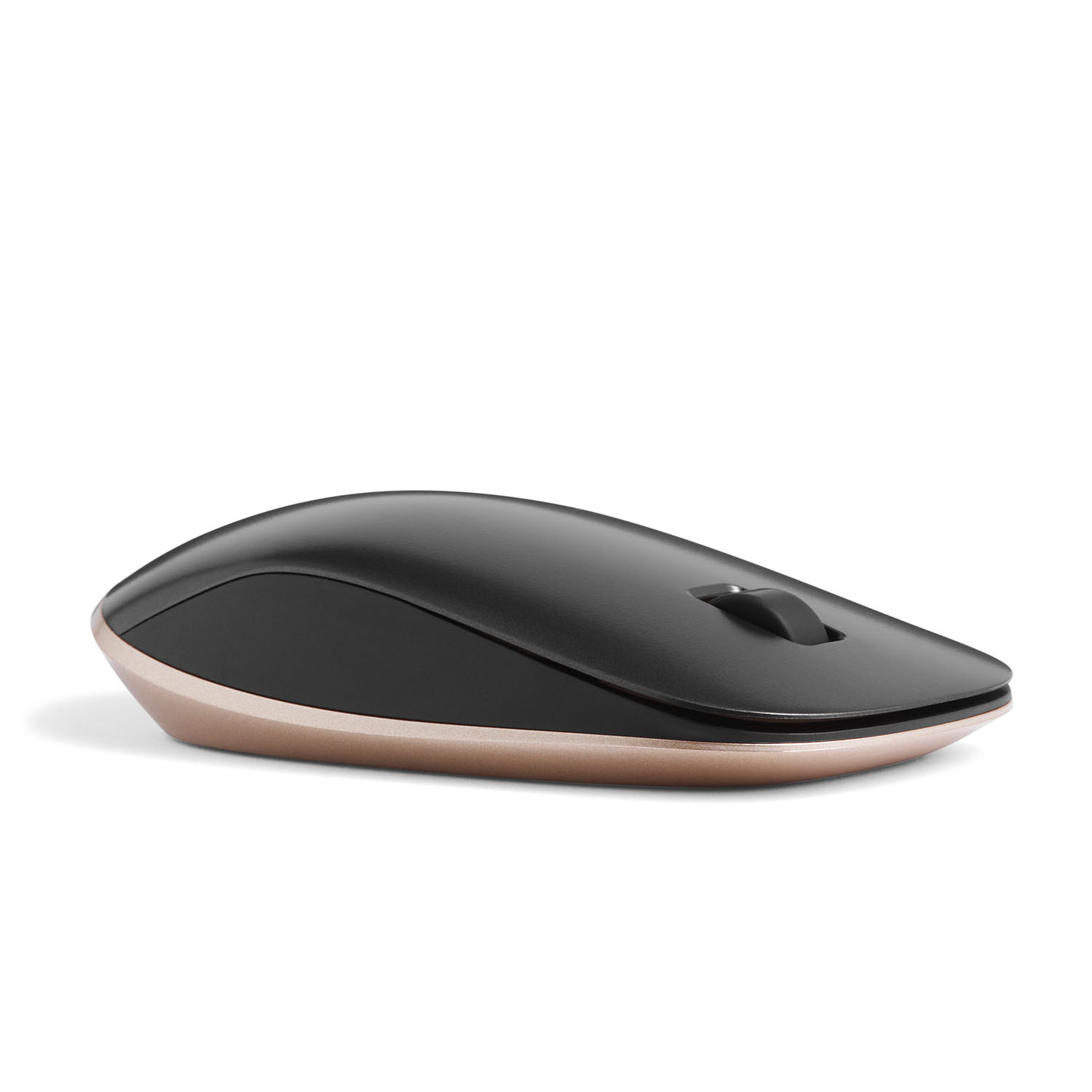 Un mouse per computer nero e oro su una superficie bianca.
