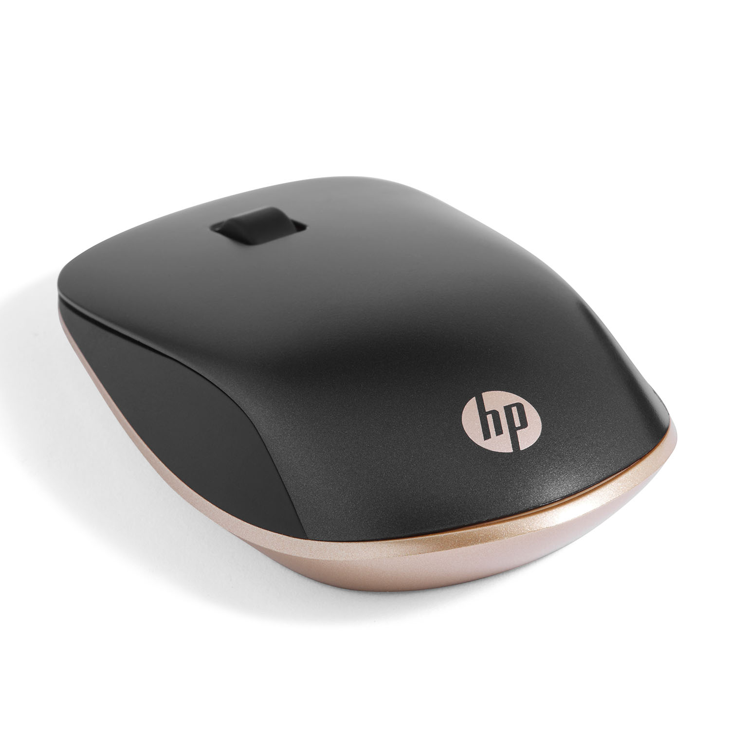 Un mouse HP nero e oro su una superficie bianca, leggermente angolato.