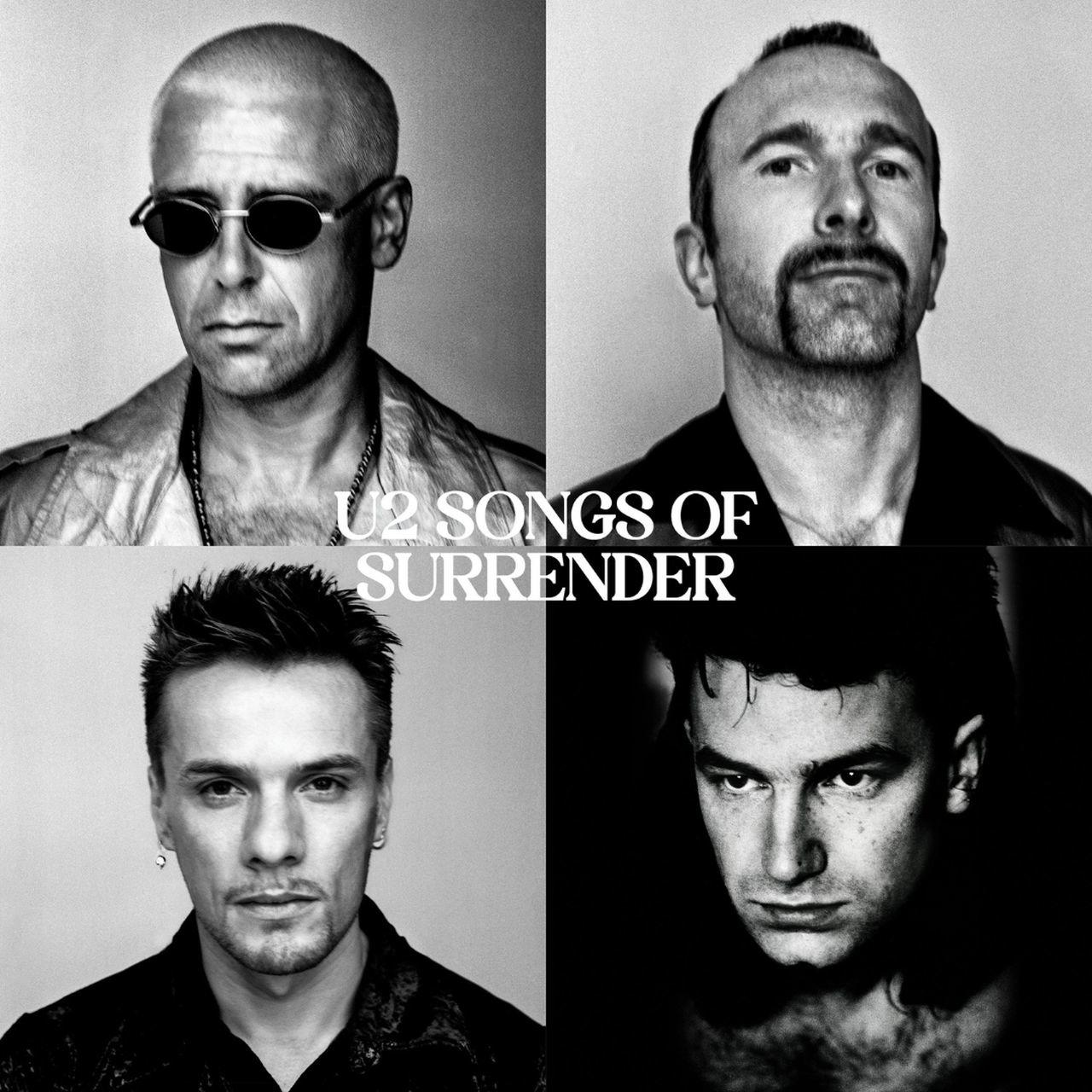 Photo en noir et blanc des membres du groupe U2 : Bono, The Edge, Adam Clayton et Larry Mullen Jr., avec 'Songs of Surrender'.