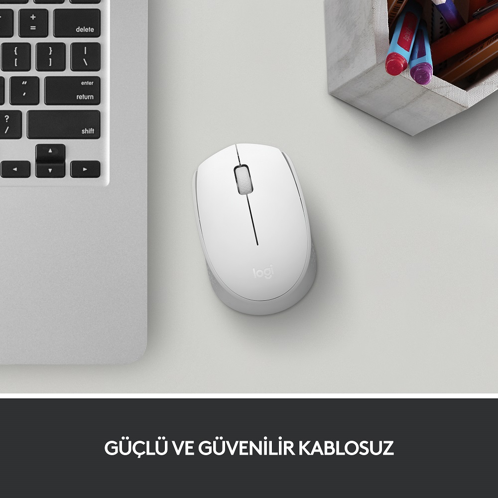 Bir masada bir klavye ve kalemlerin yanında beyaz kablosuz fare. Aşağıda Türkçe metin.