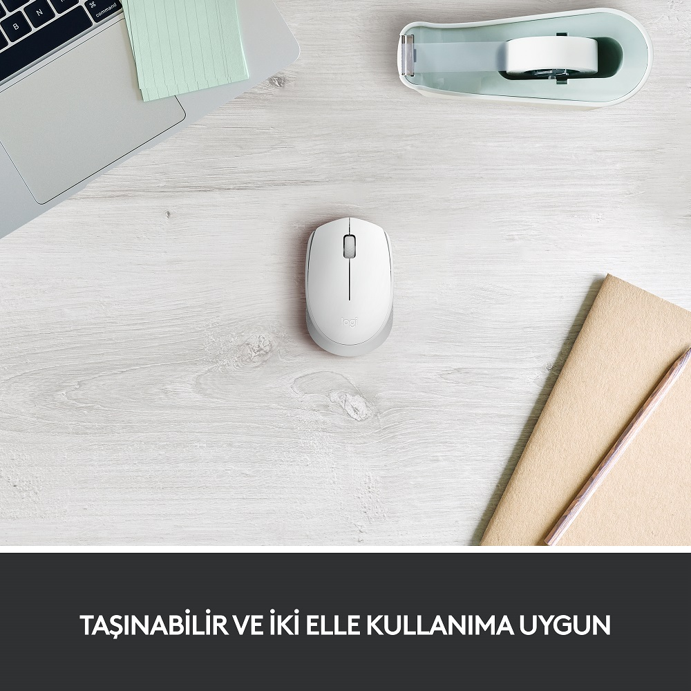 Ahşap bir masa üzerinde beyaz bir fare, not defteri, kalem ve yapışkan not tutucu. Üstten görünüm.