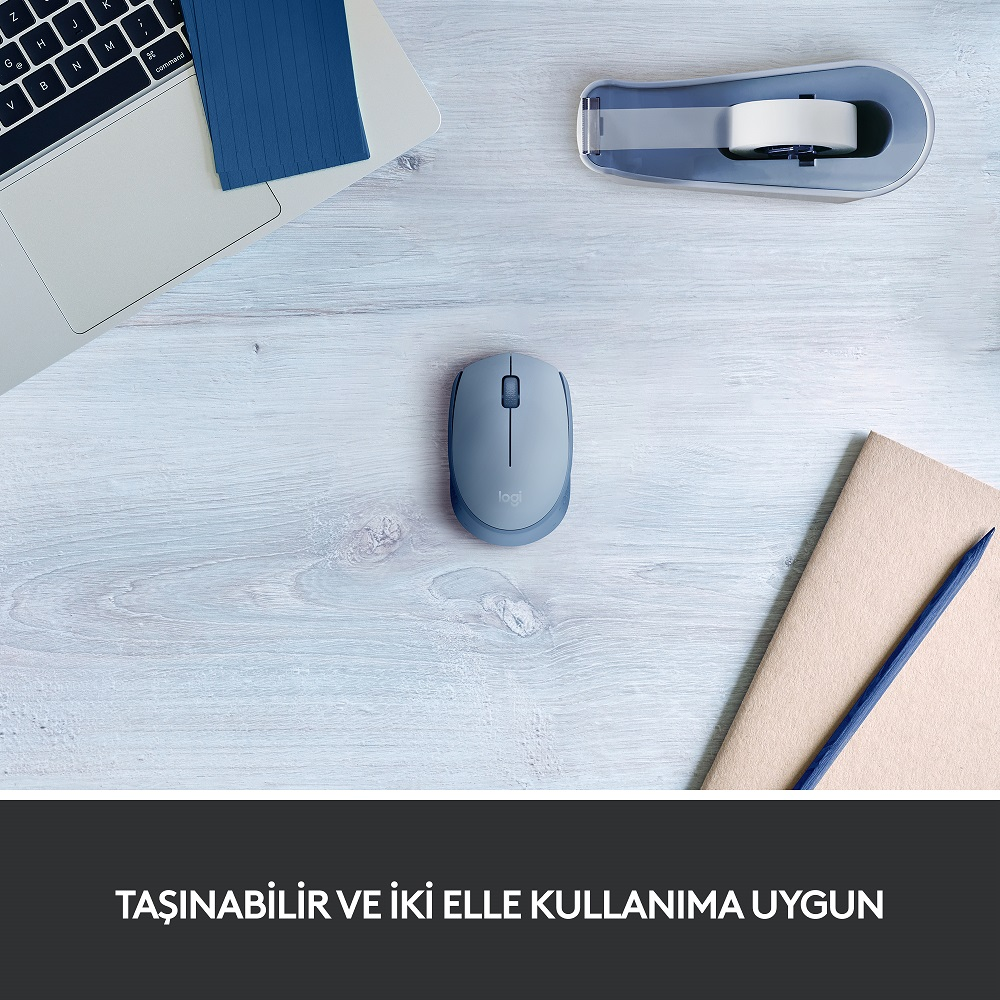 Açık renk ahşap bir yüzey üzerinde mavi bir fare, not defteri, kalem ve bant dağıtıcısı.