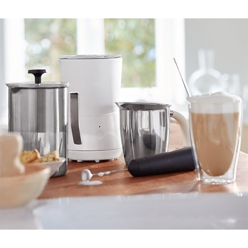 Kahve kurulumu: French press, beyaz kahve makinesi, kahve fincanı ve latte.