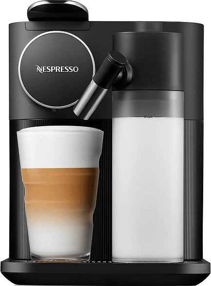 Nespresso gép kávéval és tejjel. Fekete gép egy pohár kávéval.
