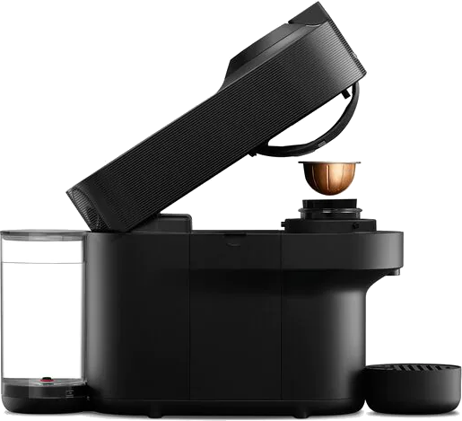 Fekete Nespresso kávéfőző. A teteje nyitva van, egy kapszulával. A víztartály látható.