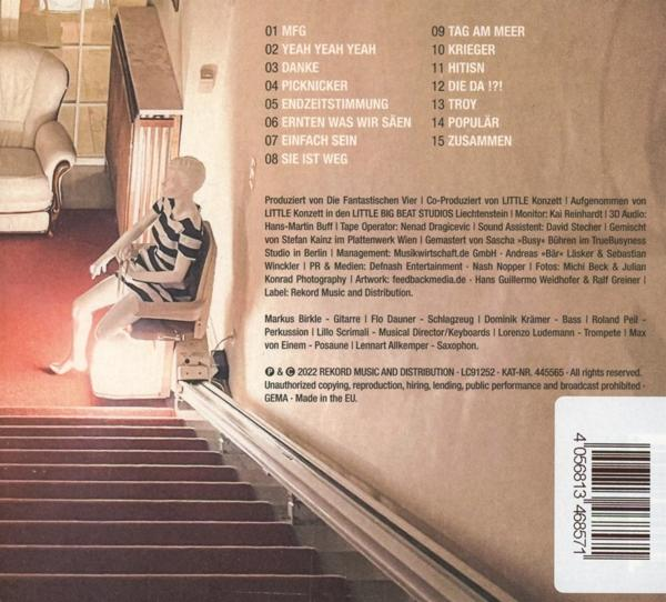 Rückseite eines Albums mit Songtiteln und Credits, Treppe und Holzboden.