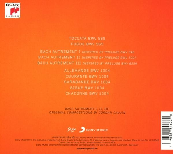 Rückseite einer Musik-CD mit Bachs musikalischen Kompositionen aufgelistet. Der Hintergrund ist orange.