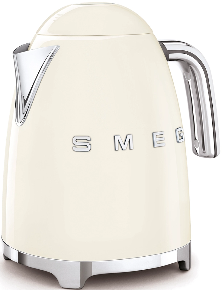 Une bouilloire Smeg crème avec une poignée et une base argentées.