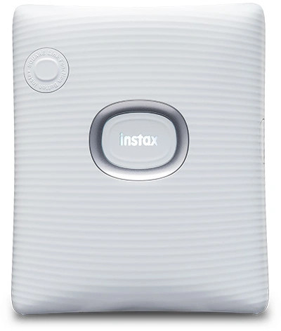 Een zwarte powerbank met drie poorten. Twee USB en één USB-C, allemaal naast elkaar.
