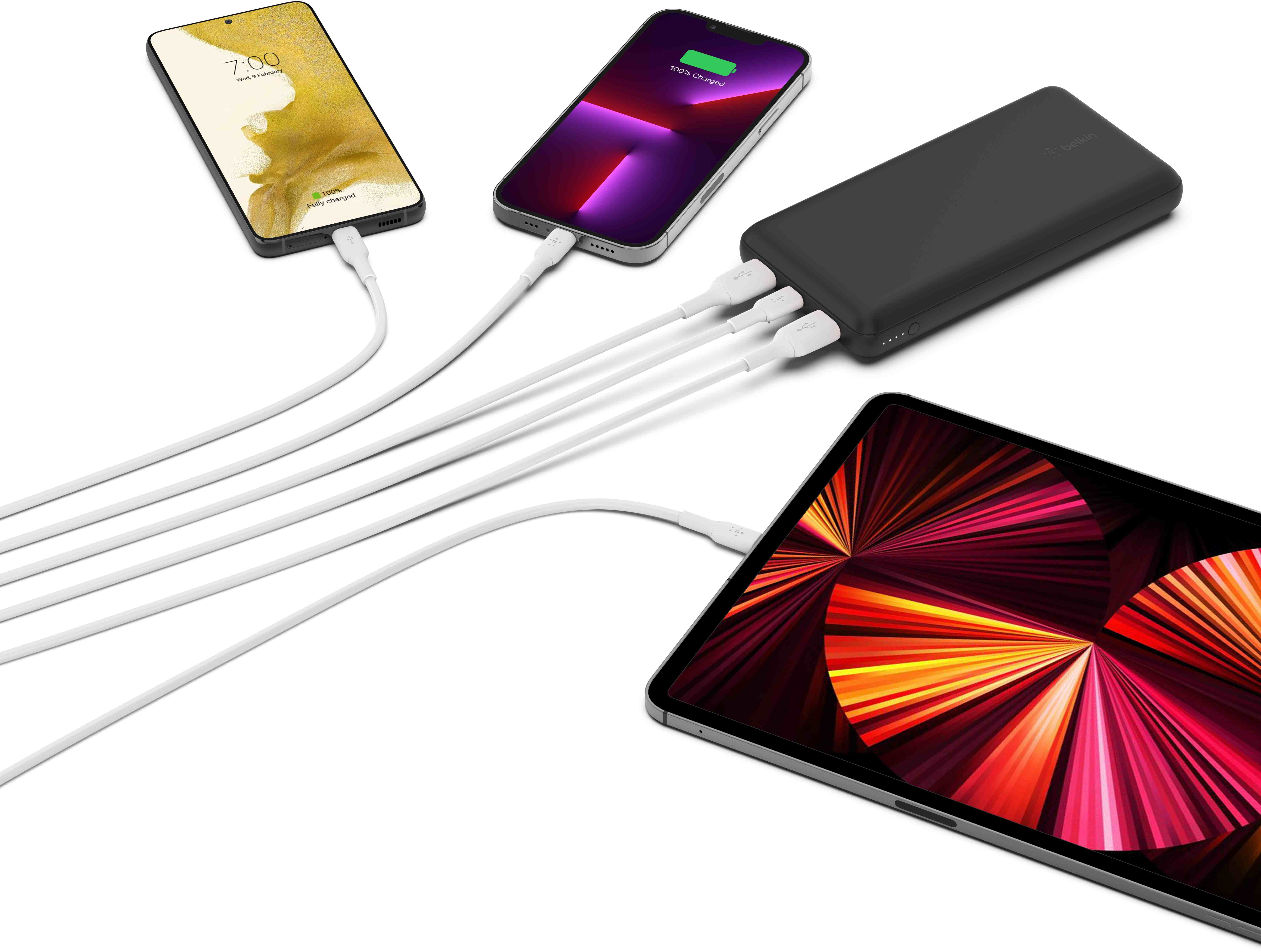 Trois téléphones et une tablette se chargent à partir d'une batterie externe Belkin.