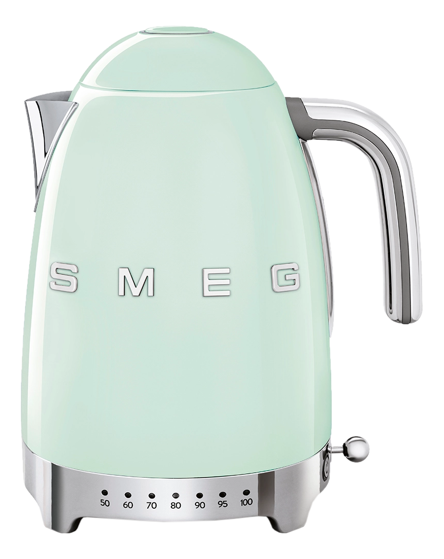 Une bouilloire Smeg vert menthe avec poignée et base argentées.