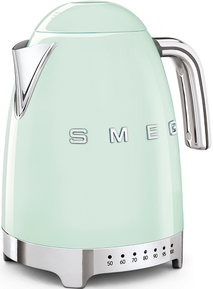 Une bouilloire Smeg vert menthe. Elle a une poignée, un bec et une base chromés, avec des réglages de température.