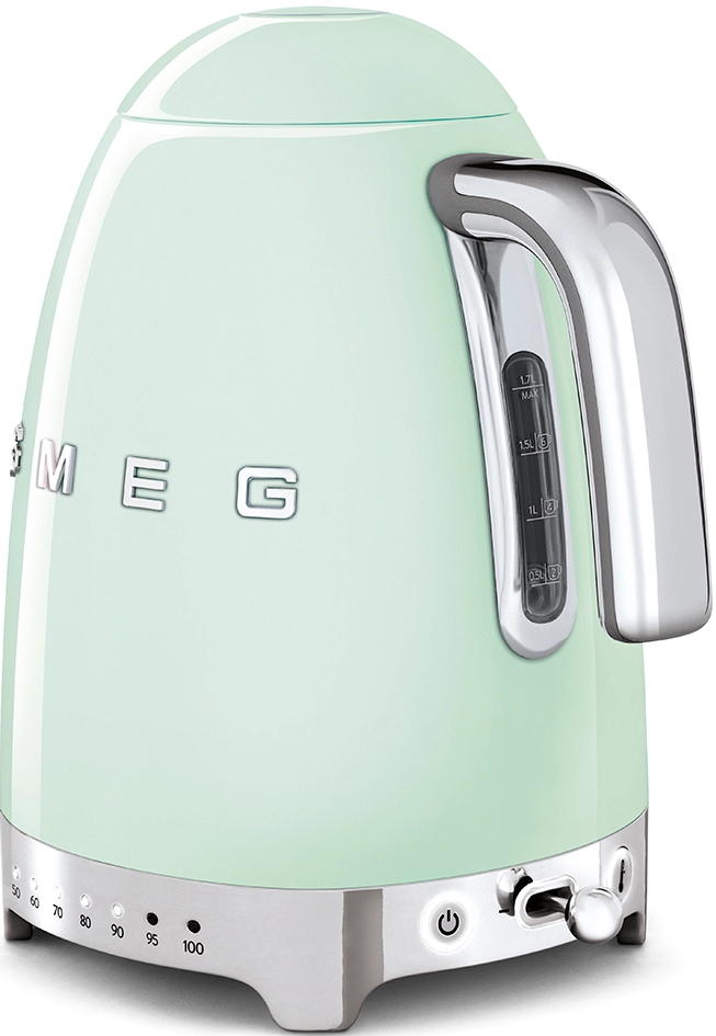 Une bouilloire Smeg vert menthe avec des accents argentés, isolée sur fond blanc.