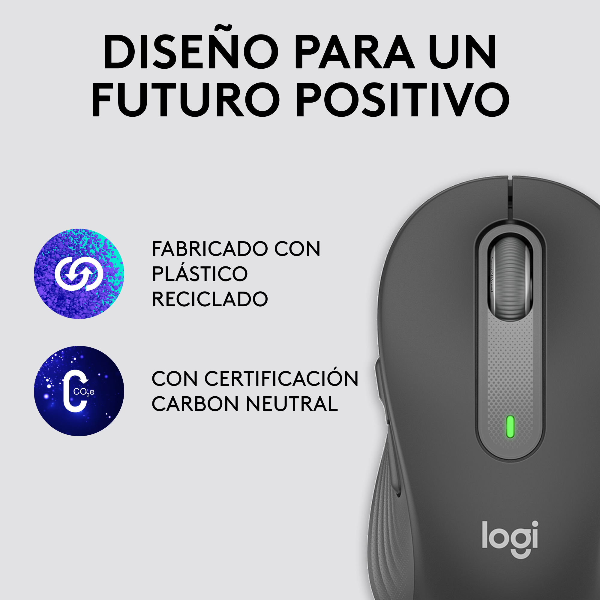 Un ratón de computadora gris con rueda de desplazamiento. Texto: Hecho de plástico reciclado. Certificado carbono neutral.