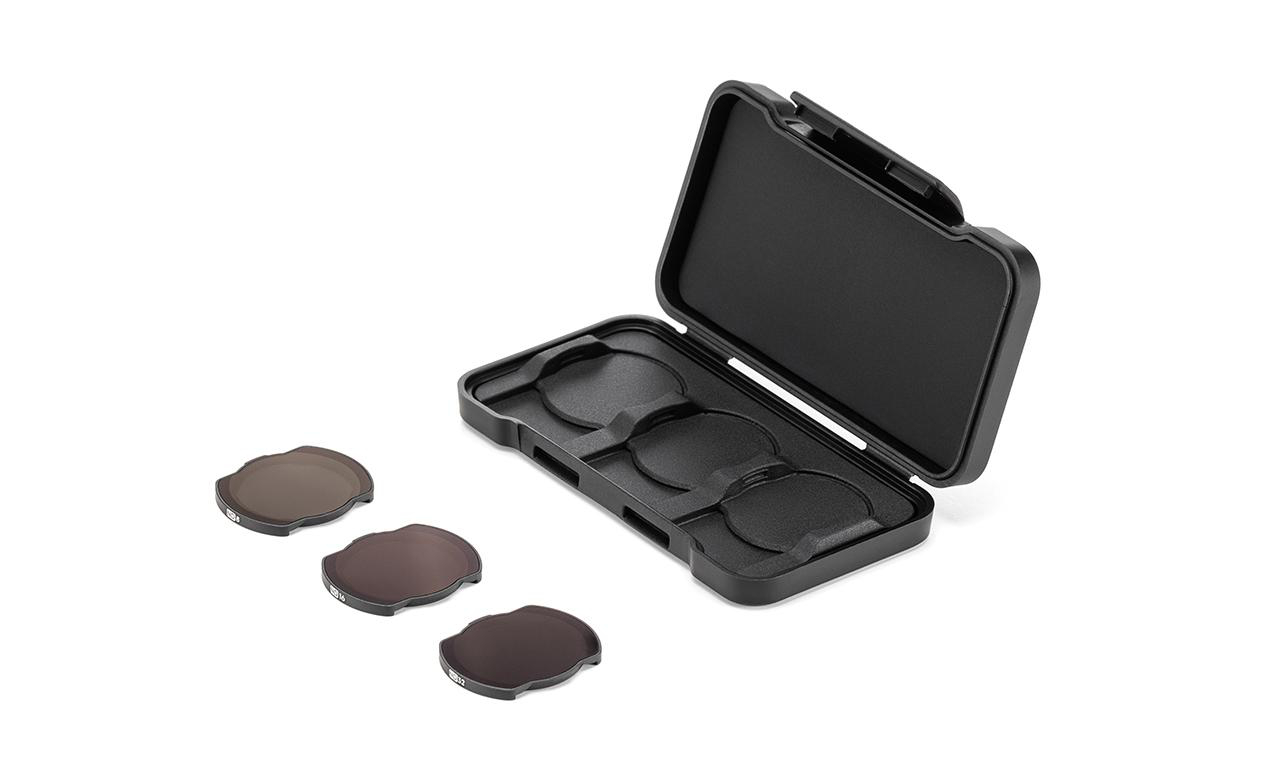 Schwarzes Etui mit Objektivfiltern. Drei Filter liegen außerhalb des Etuis. Weißer Hintergrund.