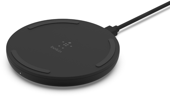 Un socle de chargement sans fil Belkin noir sur fond blanc.