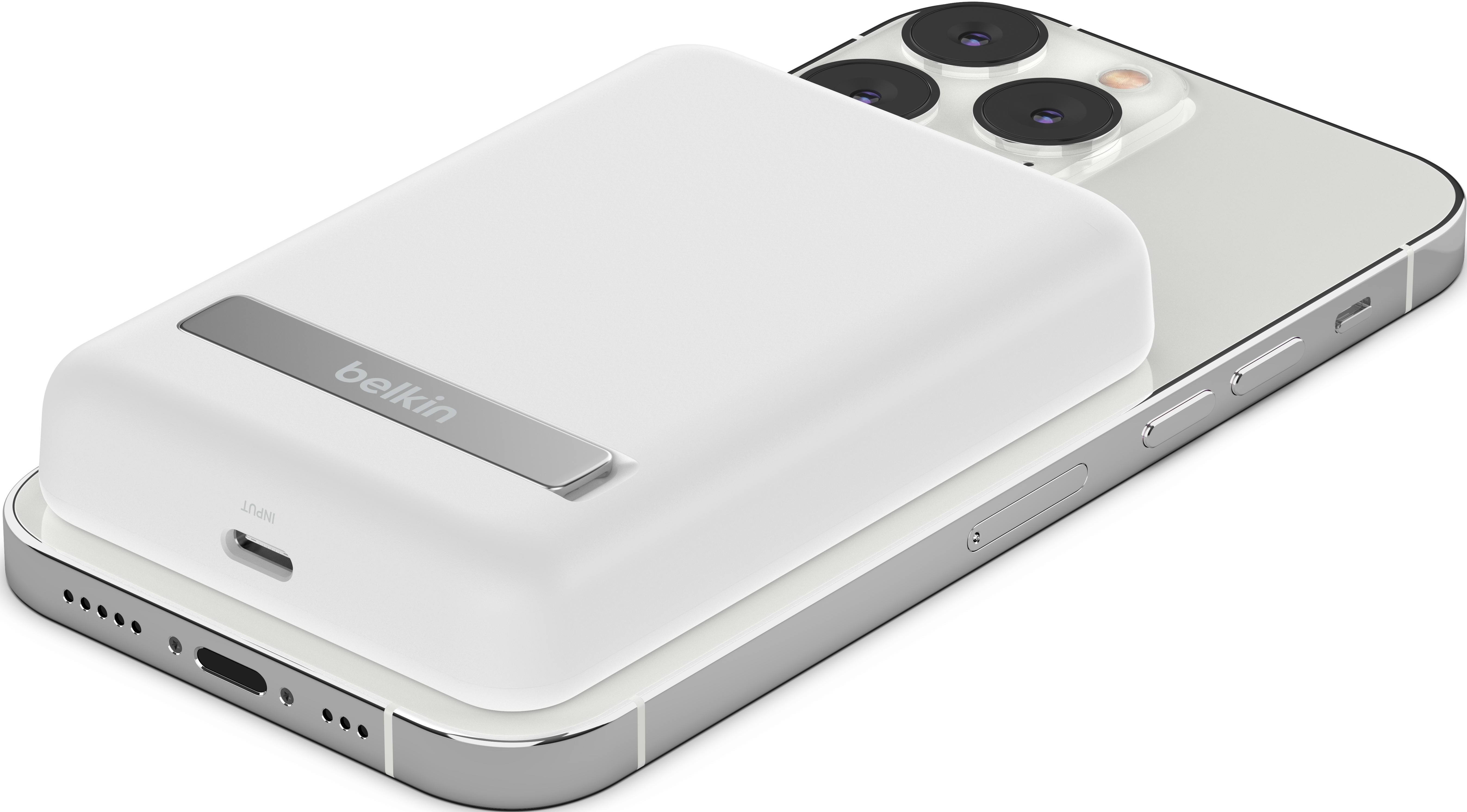 Chargeur Belkin blanc fixé à un iPhone argenté, vue en angle sur fond blanc.