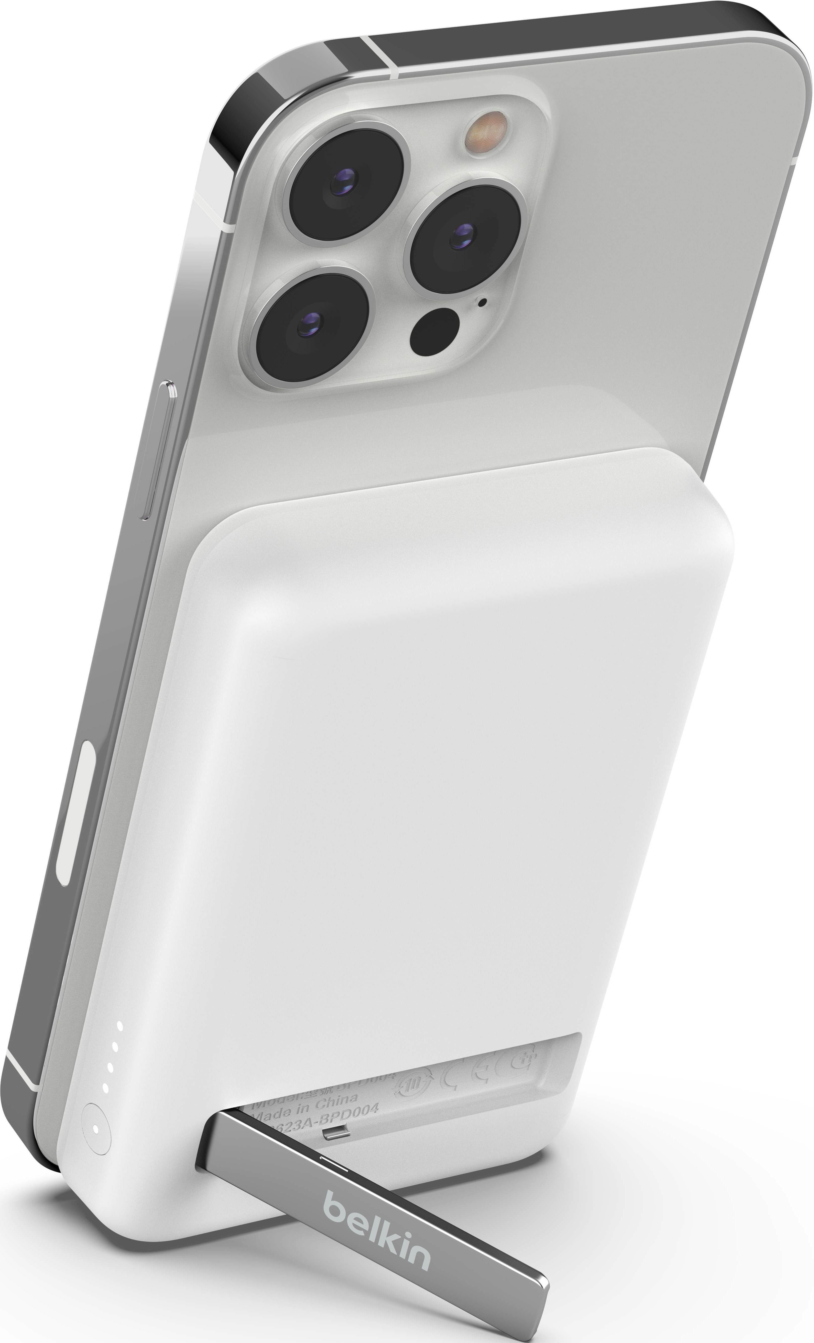 Téléphone blanc avec une batterie externe Belkin blanche.