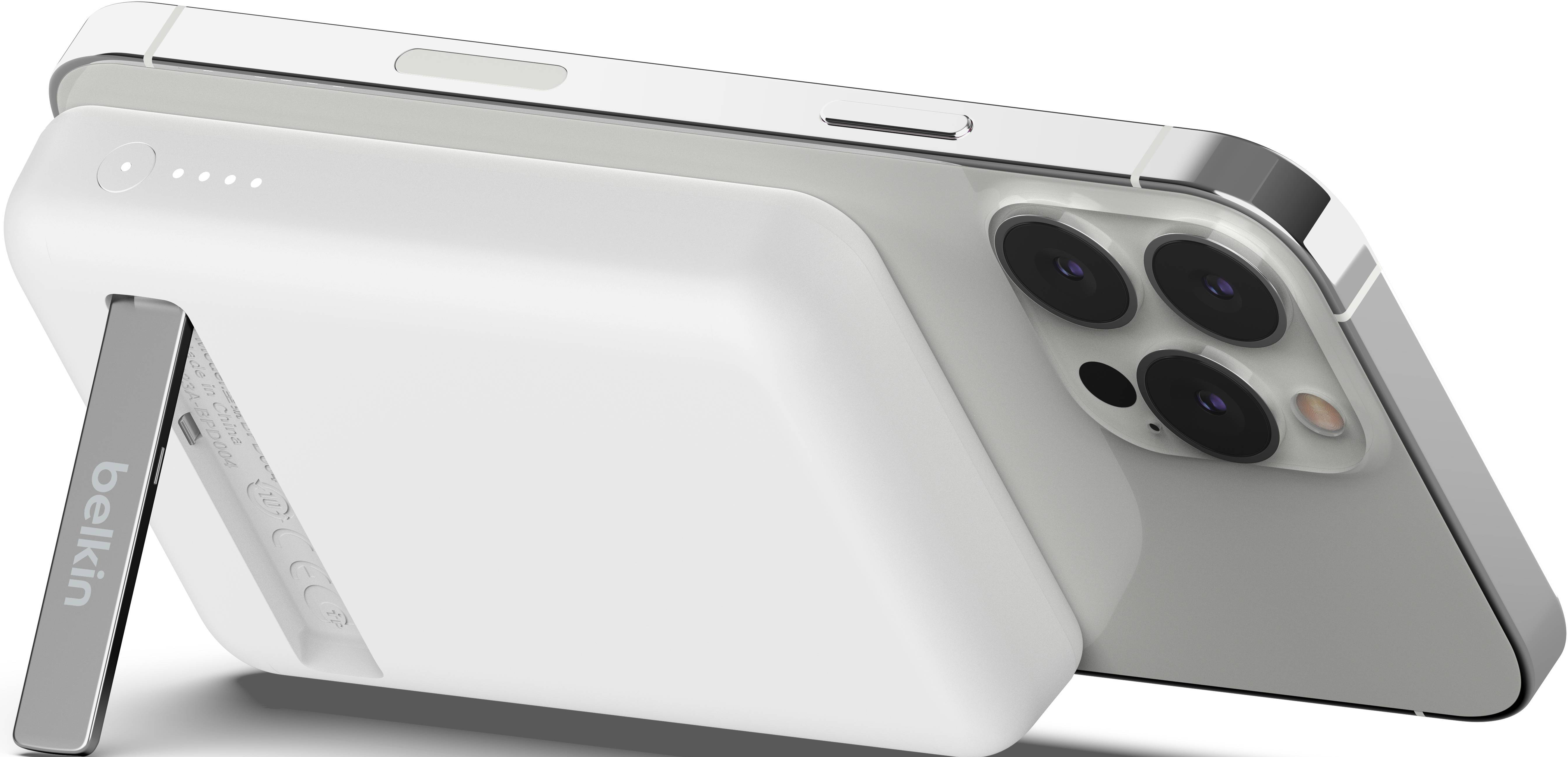 Chargeur iPhone Belkin blanc avec support argenté, chargeant un iPhone argenté.