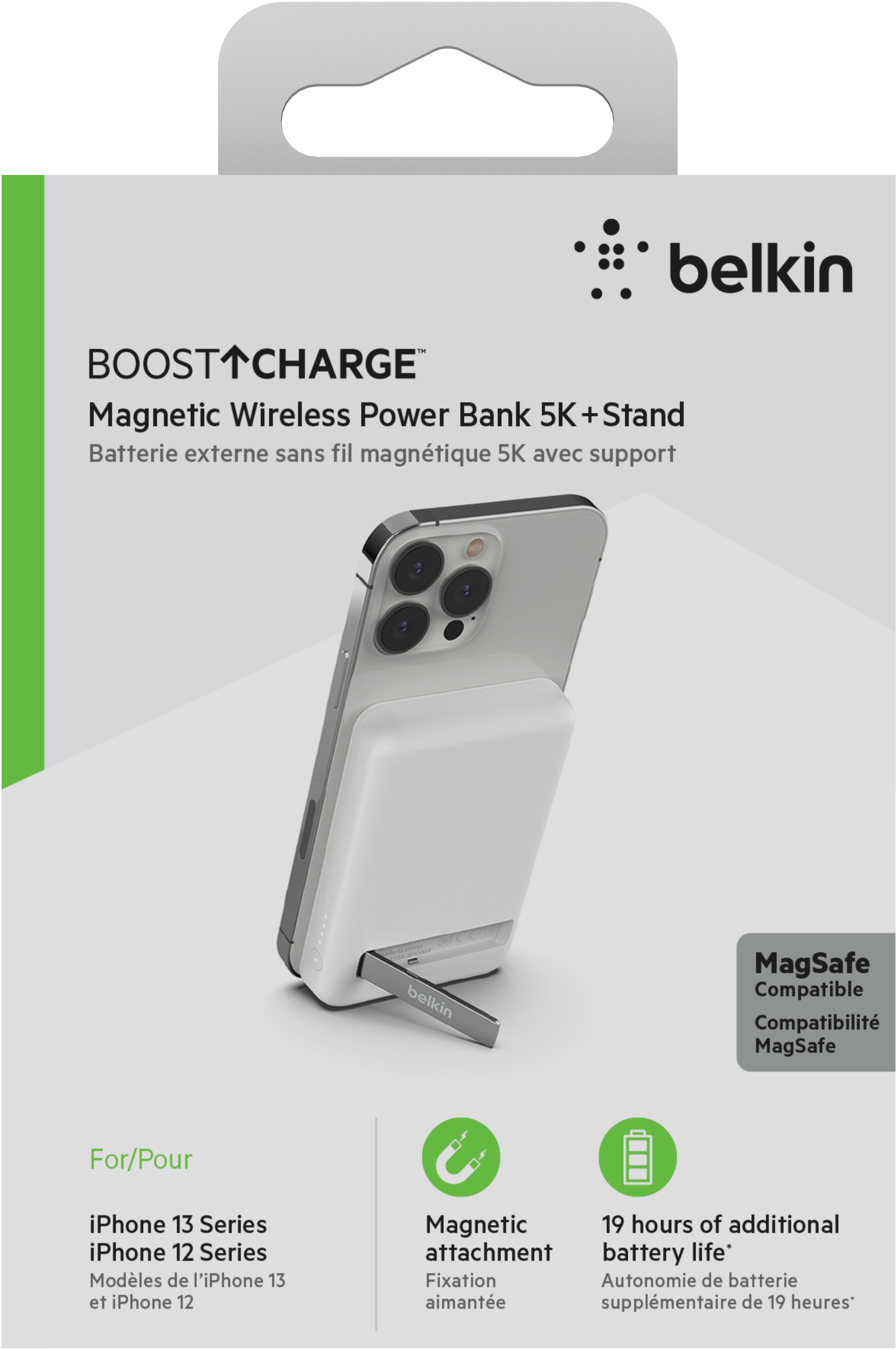 Une batterie externe Belkin avec un téléphone connecté, sur un support. Texte sur l'emballage.