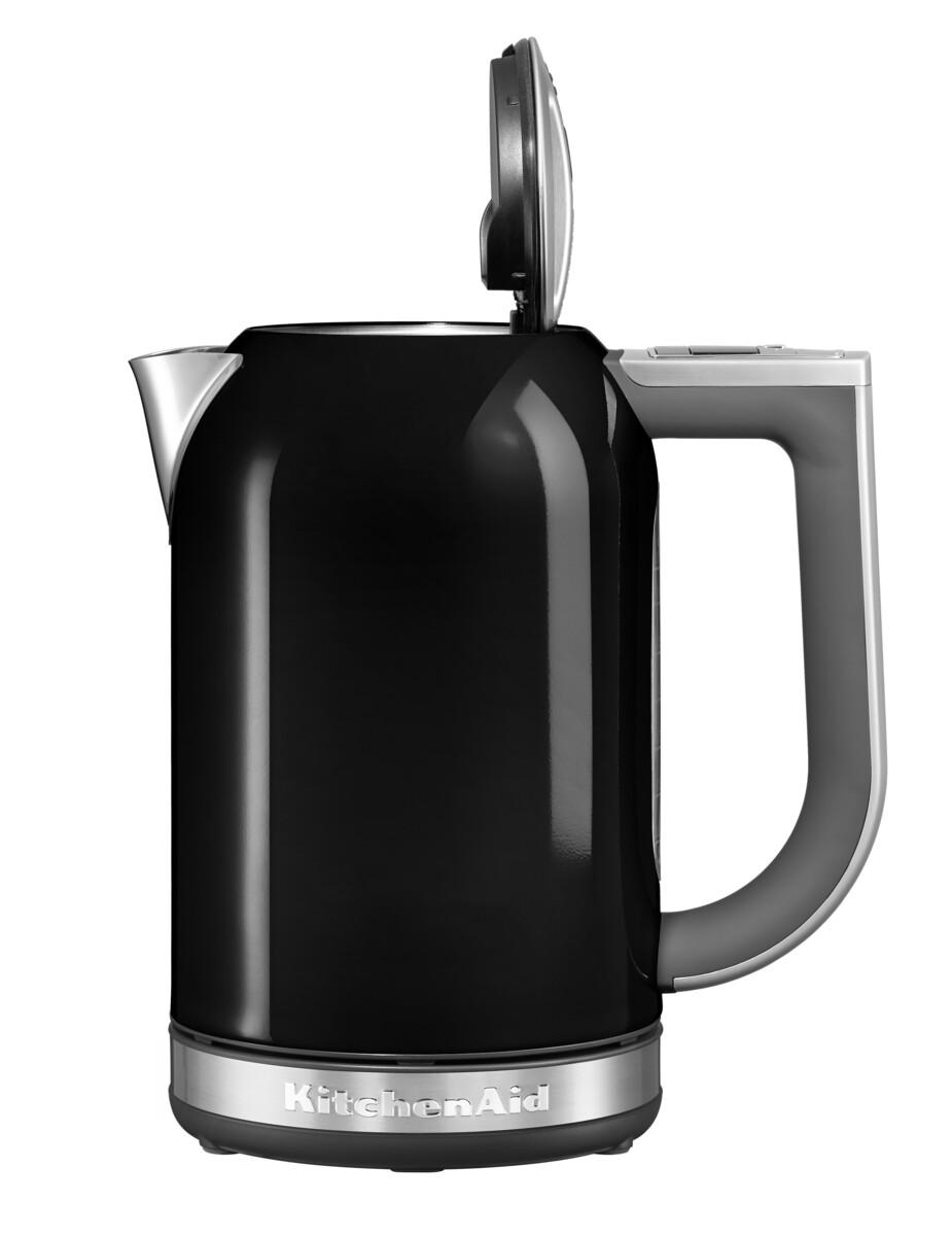 Schwarzer elektrischer Wasserkocher von KitchenAid mit silberfarbenem Griff und geöffnetem Deckel. Weißer Hintergrund.