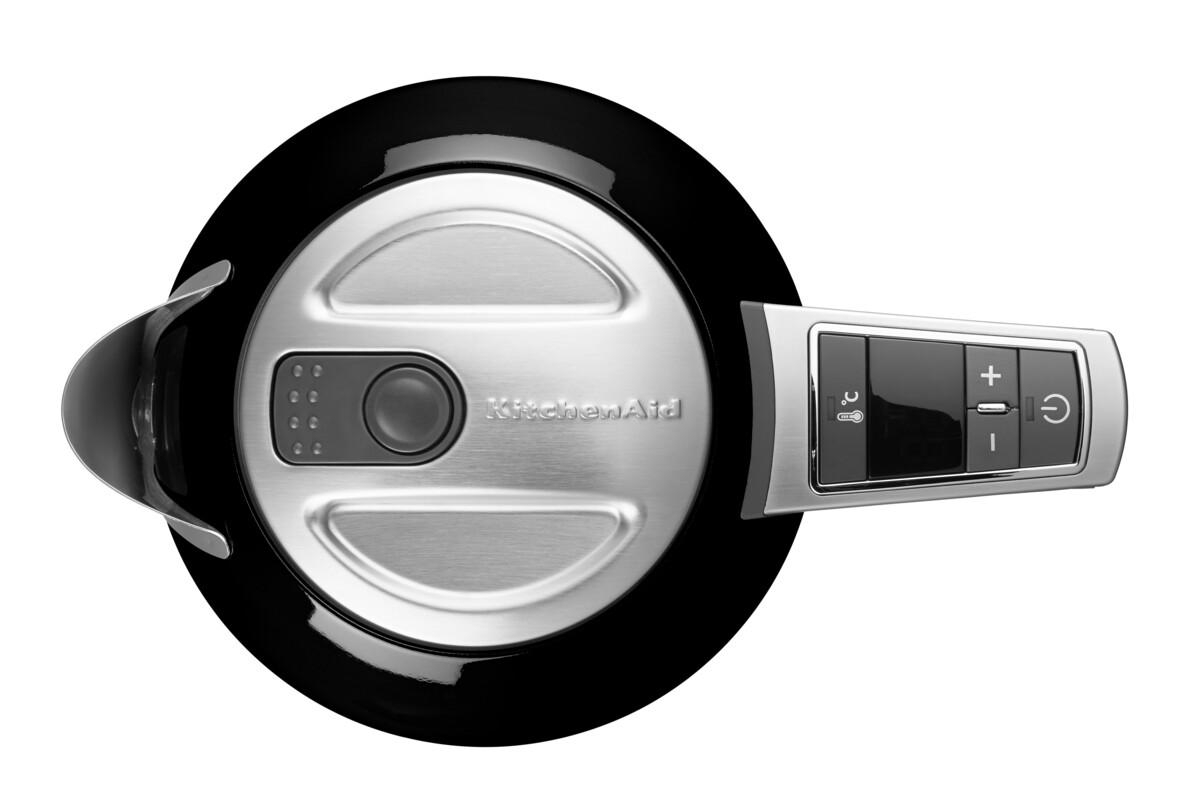 KitchenAid Wasserkocher von oben gesehen, schwarz mit Edelstahl-Deckel und Bedienfeld. Weißer Hintergrund.