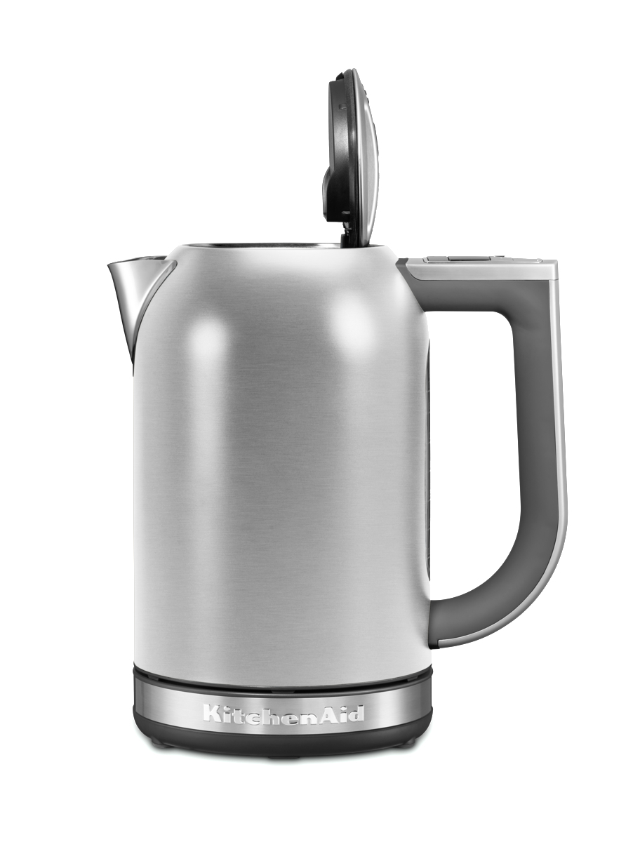 Elektrischer Wasserkocher von KitchenAid aus Edelstahl mit offenem Deckel. Grauer Griff und Sockel, weißer Hintergrund.
