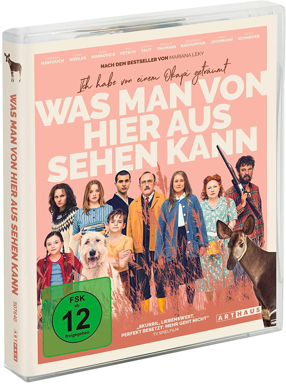 Eine Gruppe von Menschen und ein Hund stehen vor einem Okapi. Hintergrund ist rosa.
