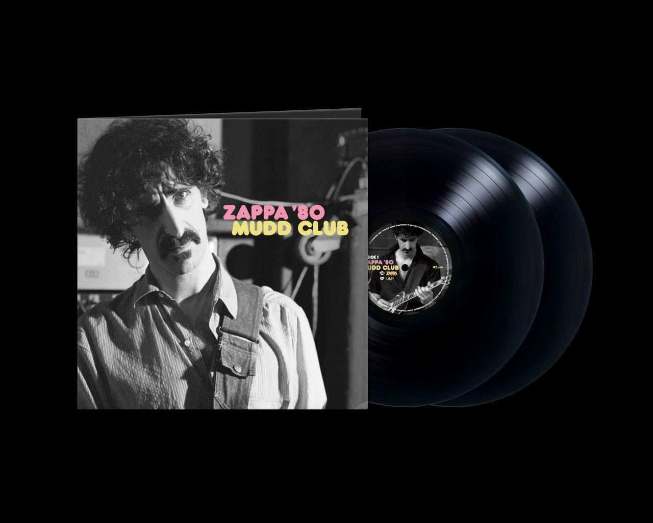 Zappa'80 Mudd Club-Albumcover und zwei schwarze Schallplatten auf schwarzem Hintergrund. Zappa in Schwarzweiß.