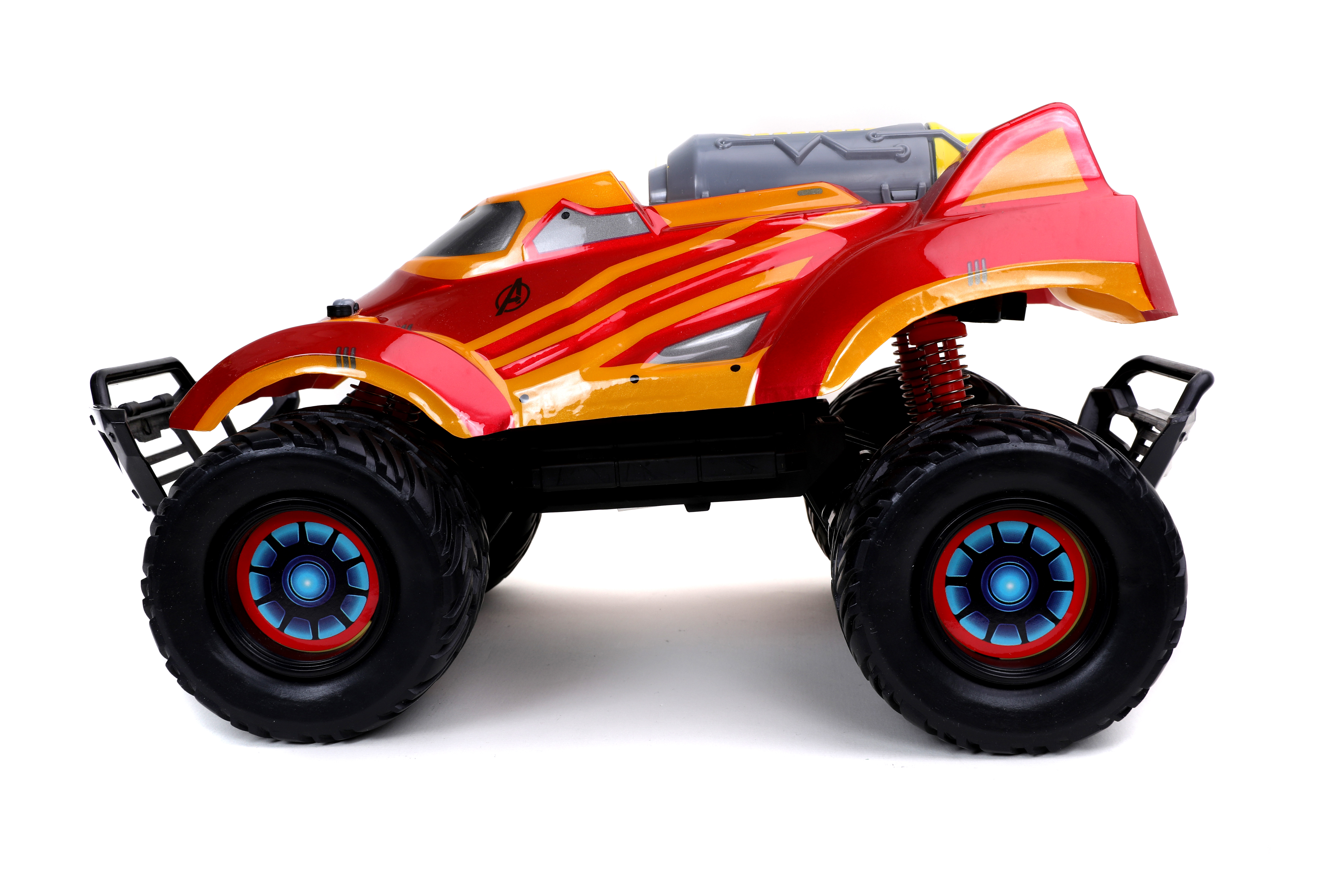 Rotes und gelbes ferngesteuertes Auto mit schwarzen Rädern auf weißem Grund.