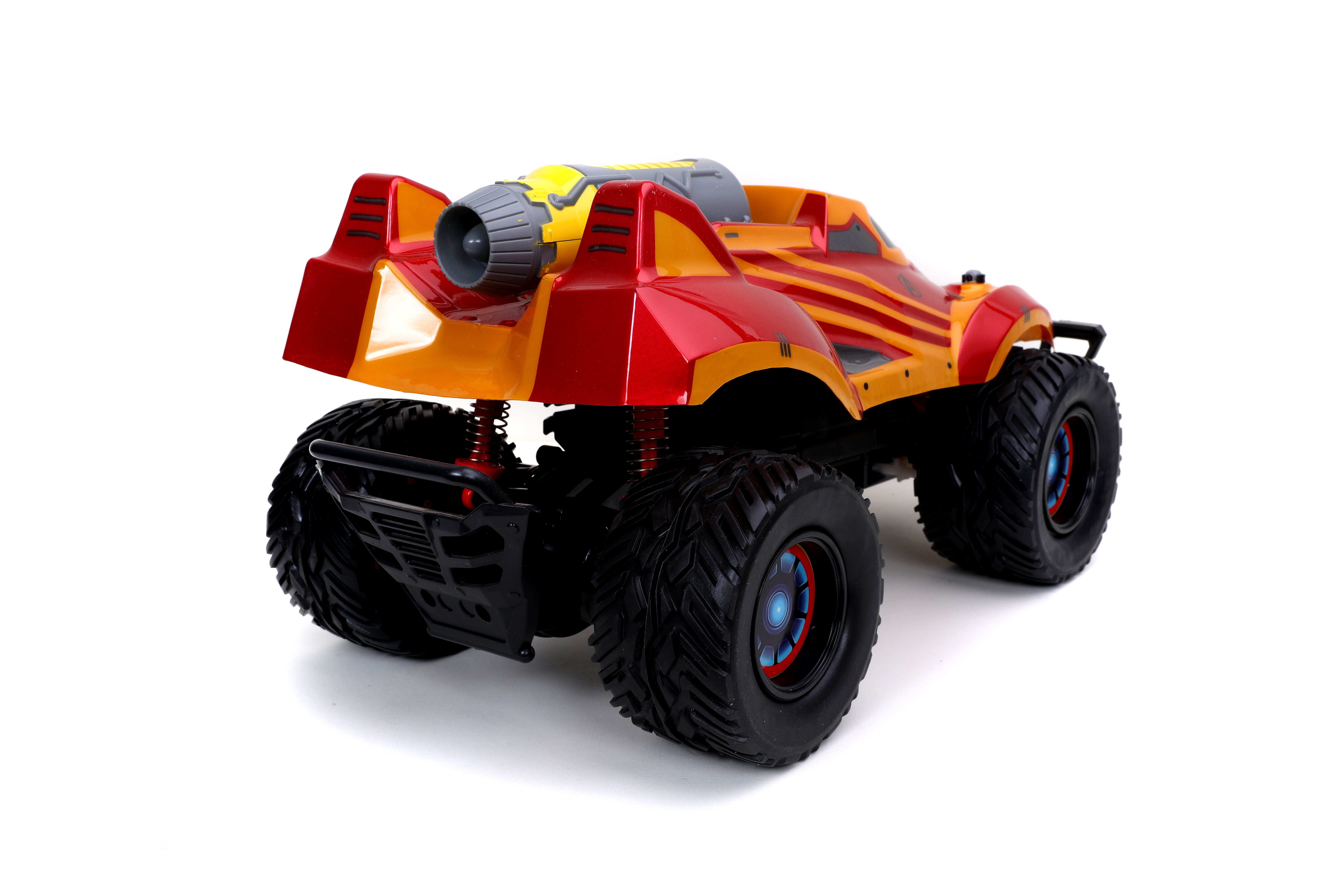 Ein roter und gelber Spielzeug-Monstertruck auf weißem Hintergrund. Schwarze Reifen und ein Jet-Triebwerk.
