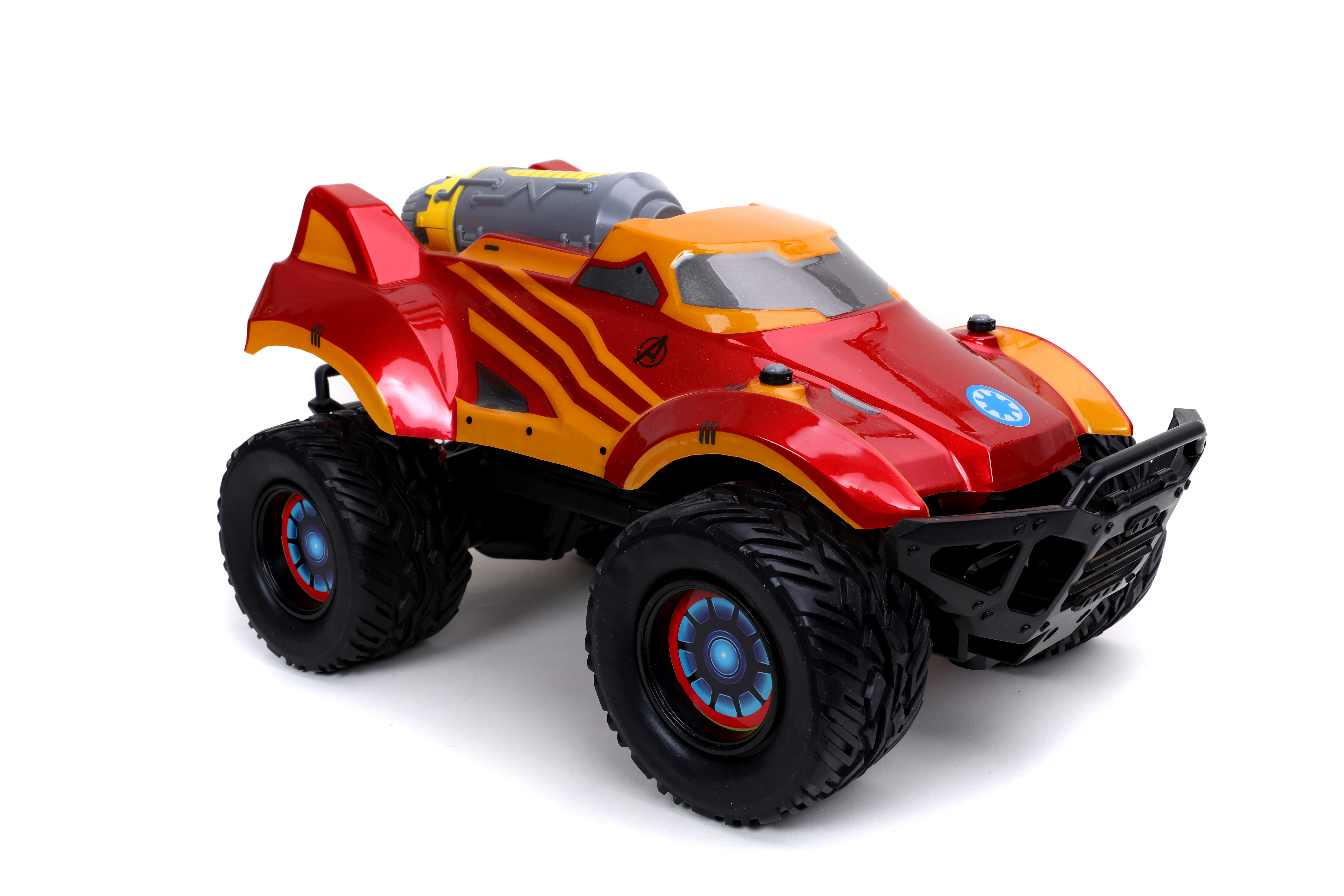 Ein rotes und gelbes Spielzeugauto mit großen schwarzen Rädern auf weißem Hintergrund.