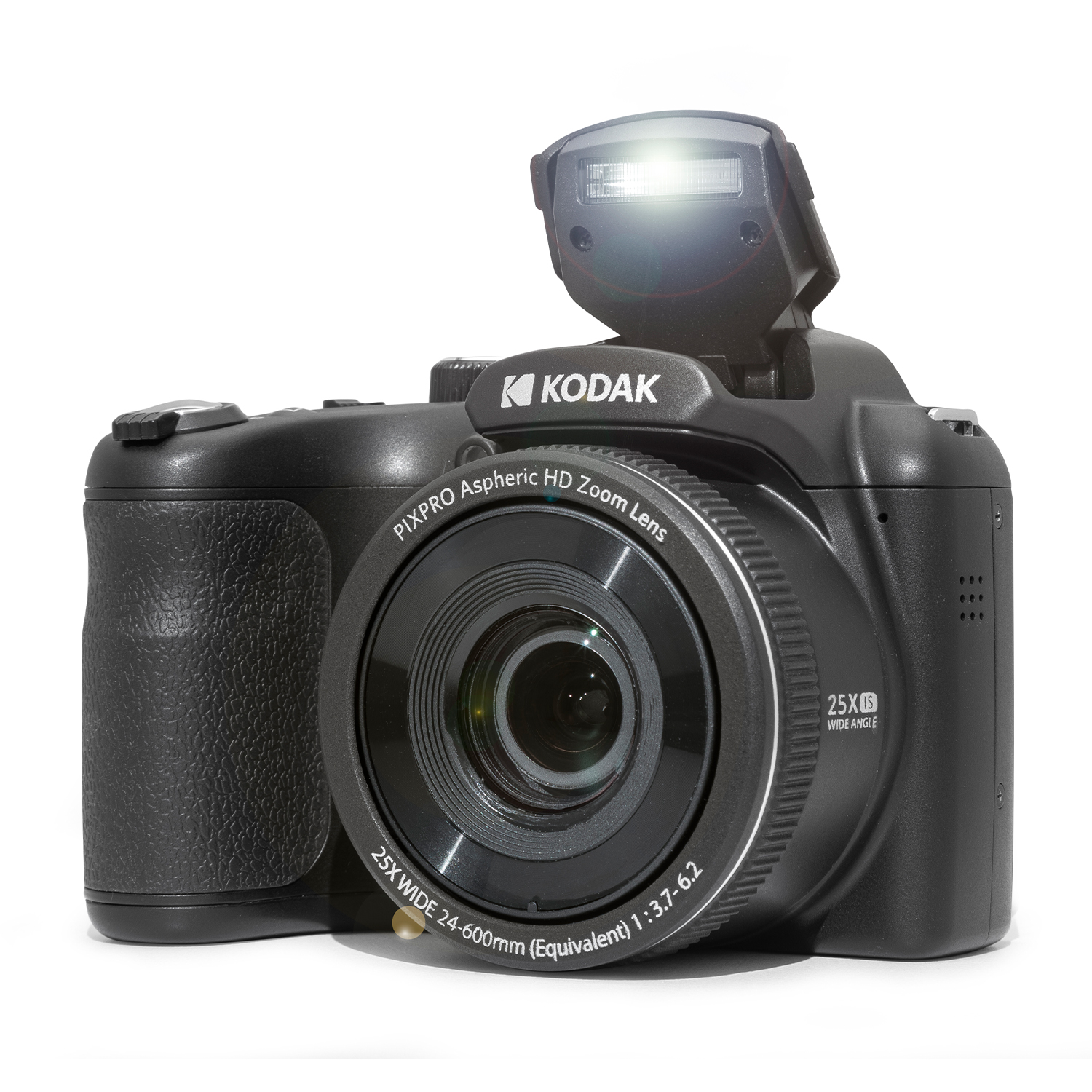 Fotocamera Kodak nera con flash. Obiettivo a fuoco. La fotocamera è su sfondo bianco.