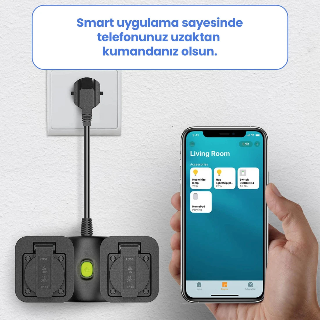 Bir prize bağlı akıllı fiş, oturma odası arayüzü gösteren bir akıllı telefon ile kontrol edilir.