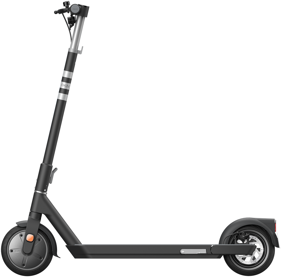 Fekete elektromos robogó ezüst fogantyúval. Fehér háttér előtt.