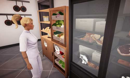 Una mujer está en una cocina mirando una nevera.