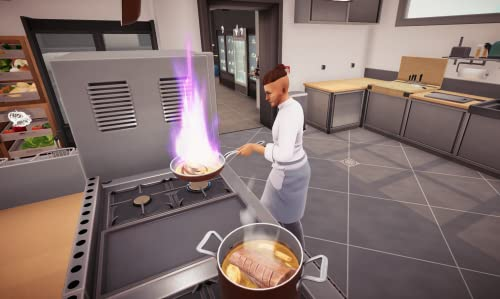 Chef cocinando en una cocina con una sartén en llamas. Una olla de guiso hierve a fuego lento. El fondo muestra equipos de cocina.