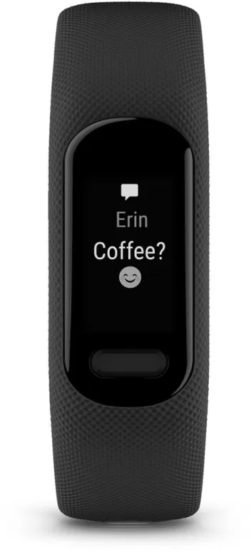 Tracker de fitness noir avec un écran affichant le message : "Erin Coffee?" avec un smiley.