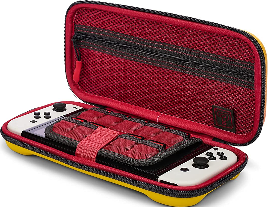 Housse de transport Nintendo Switch jaune, ouverte. Intérieur rouge et fermeture éclair.