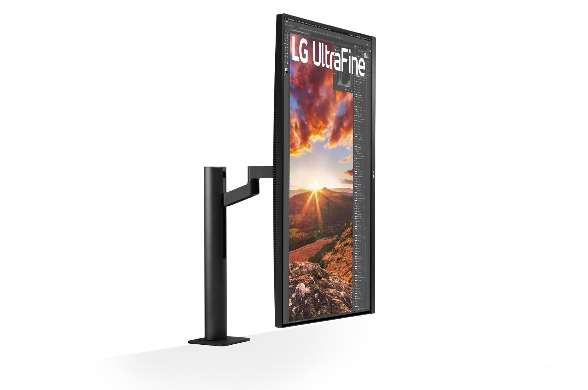 Ein schwarzer LG UltraFine Monitor auf einem schwarzen Ständer. Der Monitor ist im Hochformat.