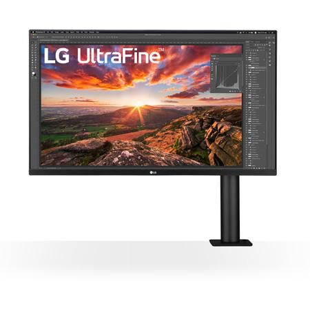 Ein LG UltraFine-Monitor zeigt eine Landschaftsszene mit Sonnenuntergang, Bergen und einer Softwareoberfläche.