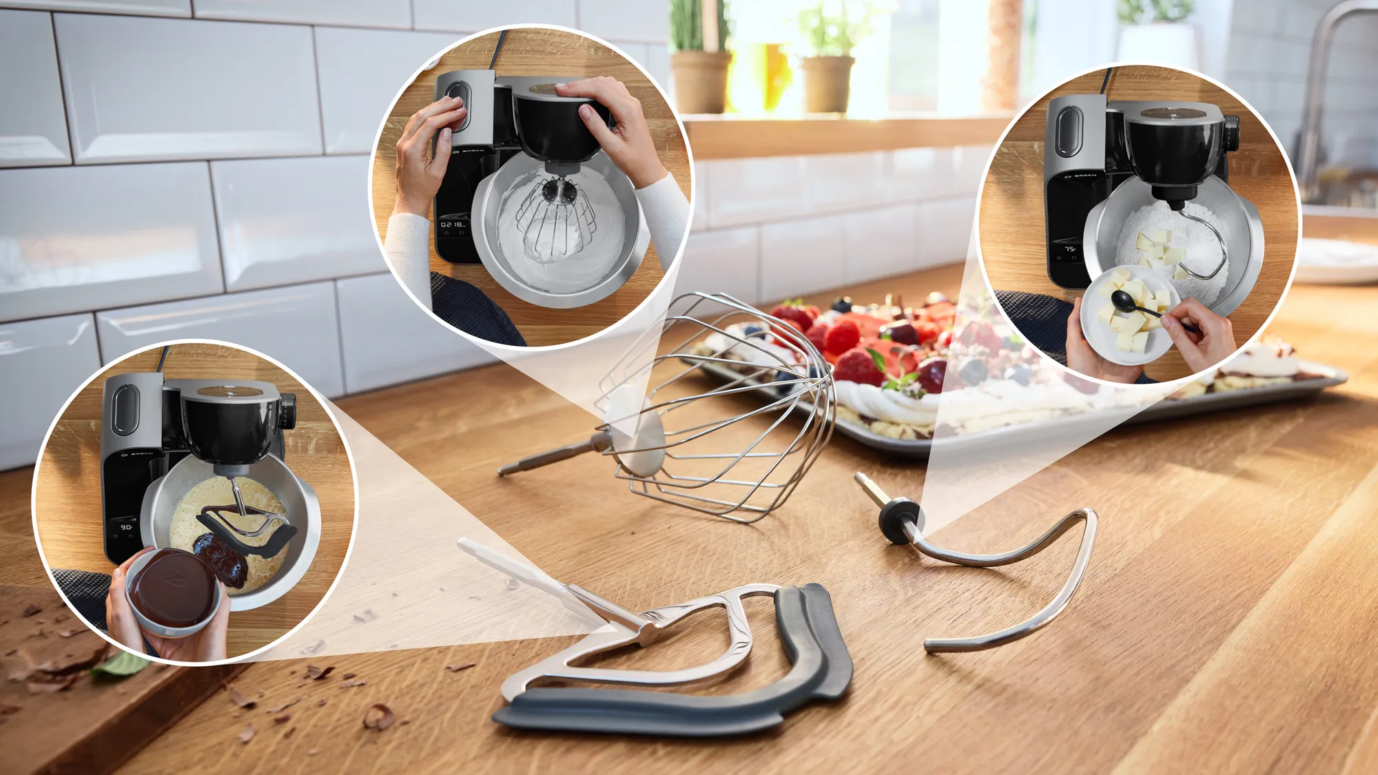 Konyhai mixer tartozékokkal és hozzávalókkal kör alakú keretekben, fa felület háttere.