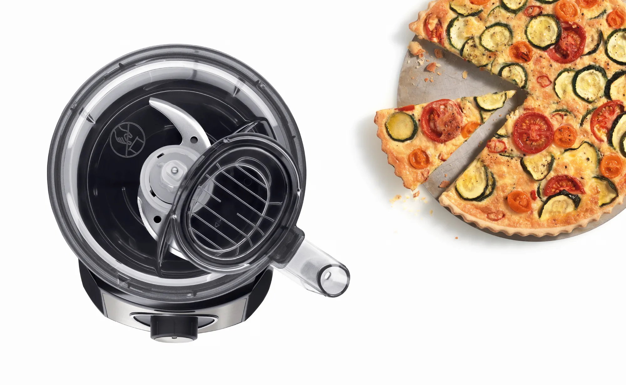 Felülnézet egy konyhai robotgépről és egy quiche-ről. A quiche szeletekre van vágva.