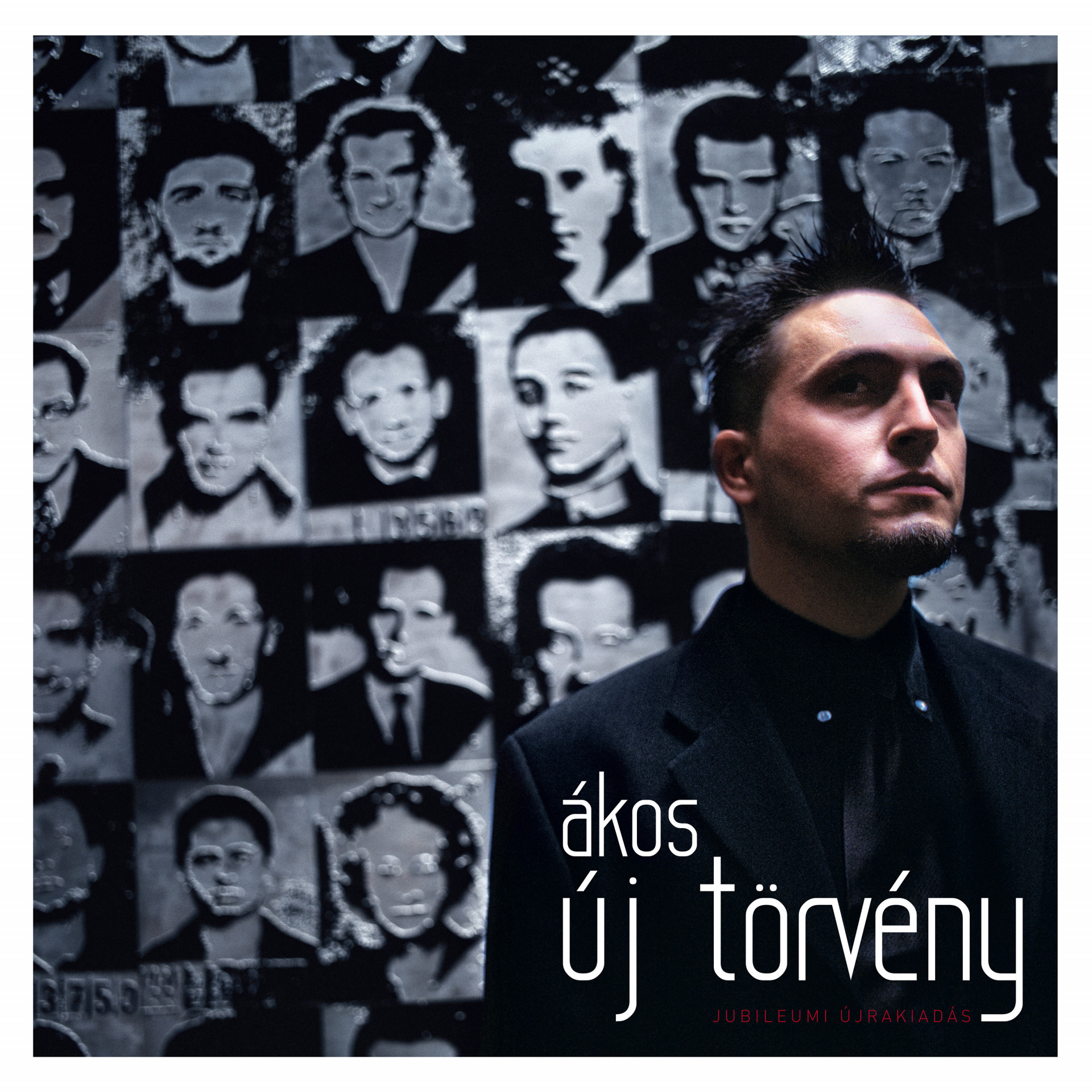Album borító egy férfival a portrékból álló fal előtt. Cím: 'Új Törvény'.