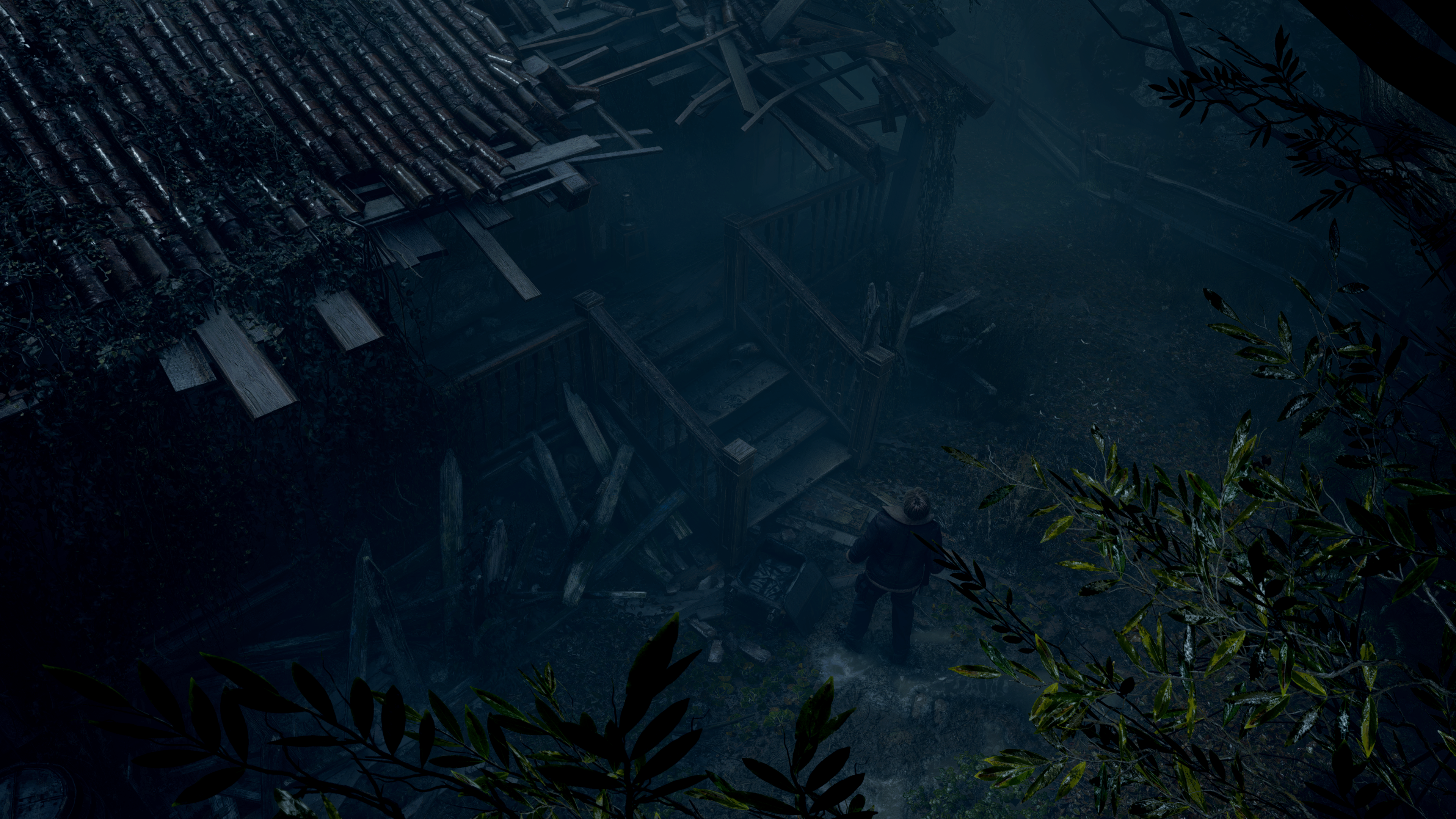 Una vista en ángulo alto de una casa oscura y en ruinas con una persona en la entrada. Árboles y niebla rodean la escena.