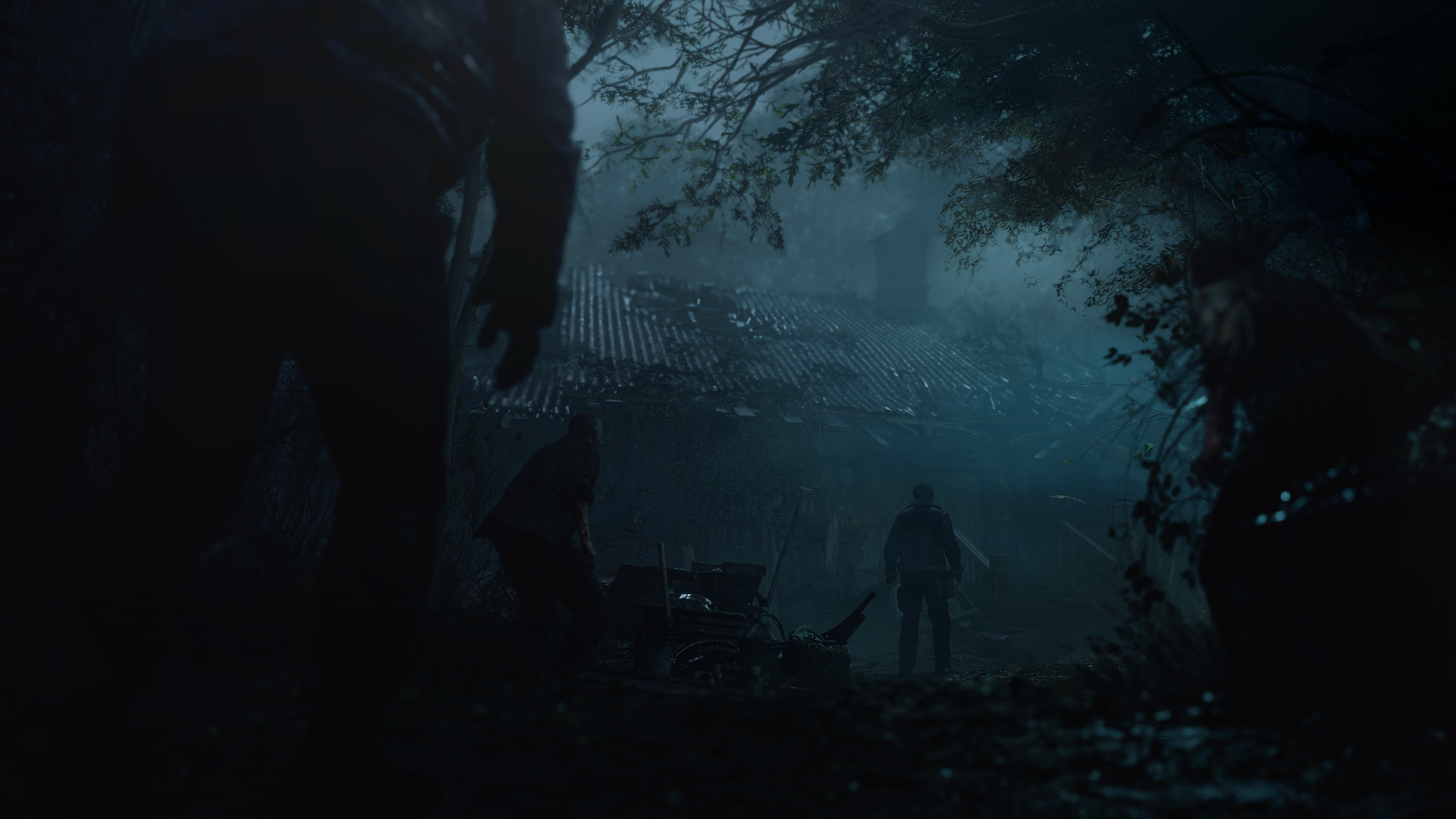 Escena oscura y brumosa con figuras en el bosque. Un edificio al fondo, figuras en primer plano.