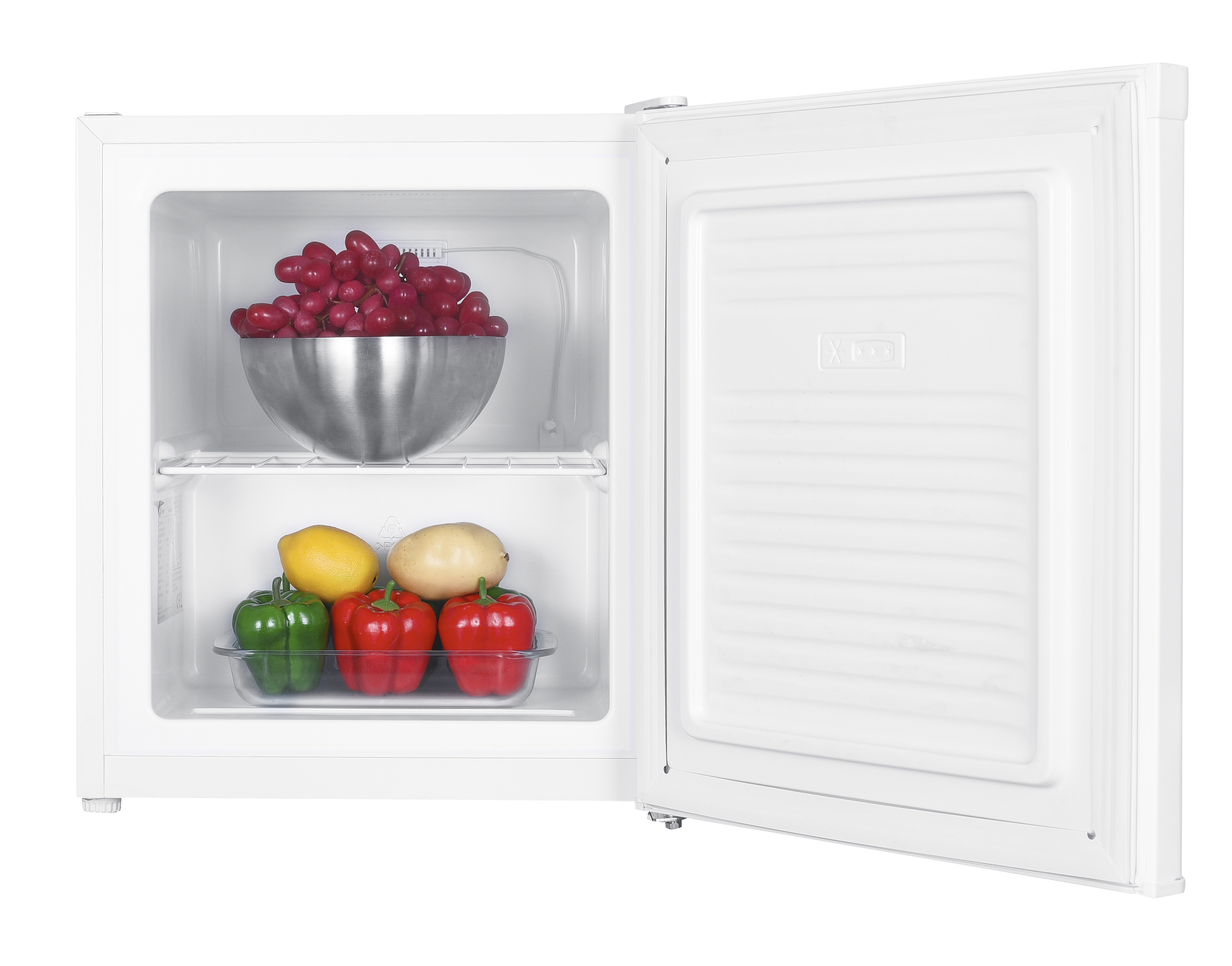 Un refrigerador blanco abierto. Dentro hay uvas en un cuenco, pimientos, limón y patatas en el estante.